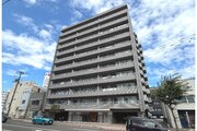 青空に映えるシックなグレーのデザインが都会的でスタイリッシュな外観です!しっかりとした造りのオートロック付きでセキュリティ面も安心♪便利な立地で、日々の通勤やお出かけもアクティブに楽しめます! 青空に映えるシックなグレーのデザインが都会的でスタイリッシュな外観です!しっかりとした造りのオートロック付きでセキュリティ面も安心♪便利な立地で、日々の通勤やお出かけもアクティブに楽しめます!