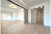 リビングとひと続きで使える、明るい木目調のフロアが心地よい洋室です!引き戸を開ければ広々とした大空間、閉めれば静かなリモートワークスペースや、お子様のお昼寝スペースとして、シーンに合わせて柔軟に活用で リビングとひと続きで使える、明るい木目調のフロアが心地よい洋室です!引き戸を開ければ広々とした大空間、閉めれば静かなリモートワークスペースや、お子様のお昼寝スペースとして、シーンに合わせて柔軟に活用で