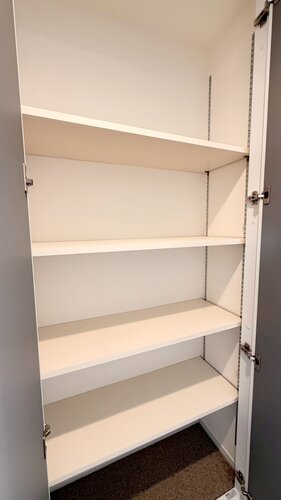 廊下収納　＊棚の高さを自由に変えられます＊
