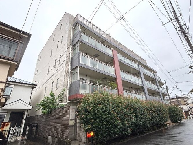 統一した色調でデザインされたマンションは周囲と調和した景観を生み出しています。