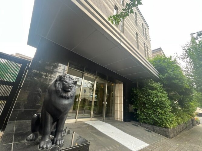 閑静な住宅街に佇むマンション。柔らかい色調とマットな素材が穏やかな雰囲気を奏でます。