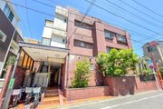 閑静な住宅街に佇むマンション。柔らかい色調とマットな素材が穏やかな雰囲気を奏でます。