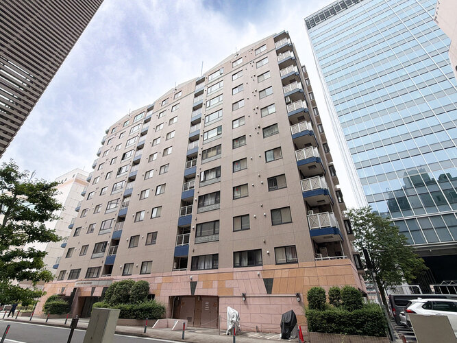 統一した色調でデザインされたマンションは周囲と調和した景観を生み出しています。 統一した色調でデザインされたマンションは周囲と調和した景観を生み出しています。