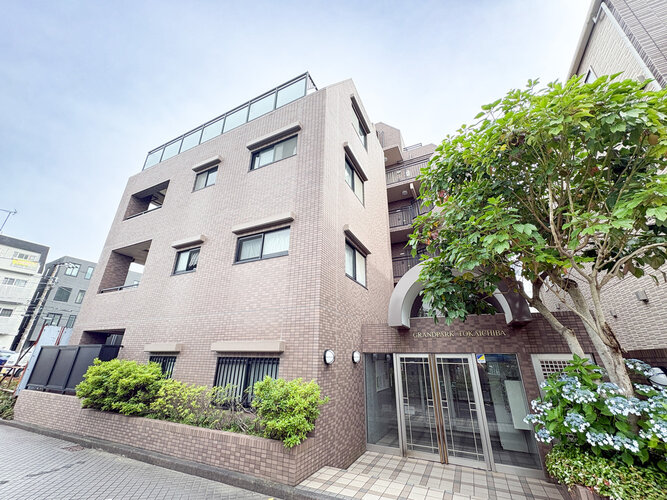 隙のないフォルムを包み込む植栽に囲まれたマンション。綺麗に手入れされております。 隙のないフォルムを包み込む植栽に囲まれたマンション。綺麗に手入れされております。