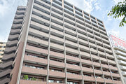 統一した色調でデザインされたマンションは周囲と調和した景観を生み出しています。 統一した色調でデザインされたマンションは周囲と調和した景観を生み出しています。