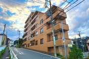 坂の途中に佇む存在感のあるタイル貼りマンション。周辺は落ち着いた街並みが広がります 坂の途中に佇む存在感のあるタイル貼りマンション。周辺は落ち着いた街並みが広がります