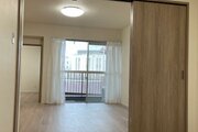 落ち着きのあるフローリングと清潔感のあるクロスが心和む空間を作り出しています。