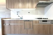 日々の家事の負担を軽減させる、食器洗浄機付きのキッチンです♪光熱費も安くなり、一石二鳥ですね。