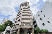 閑静な住宅街に佇むマンション。柔らかい色調とマットな素材が穏やかな雰囲気を奏でます。