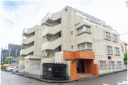 閑静な住宅街に佇むマンション。柔らかい色調とマットな素材が穏やかな雰囲気を奏でます。
