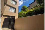 青空のもと植栽の豊かな緑が映える敷地内のスペースです! 青空のもと植栽の豊かな緑が映える敷地内のスペースです!