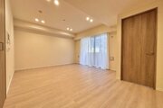 広々とした開放感を感じるLDK。思い思いに憩いの場所を作り上げていけそうです。