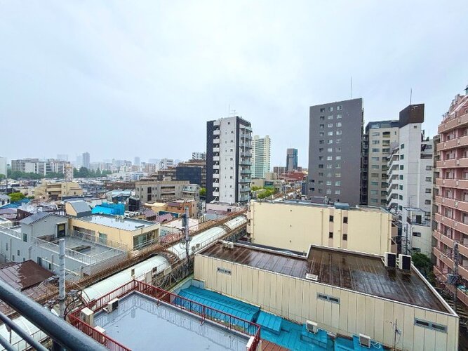 バルコニーからは遮るものがなく広々とした街並みが見渡せ、開放的な眺望をお楽しみいただけます バルコニーからは遮るものがなく広々とした街並みが見渡せ、開放的な眺望をお楽しみいただけます