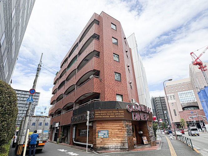 統一した色調でデザインされたマンションは周囲と調和した景観を生み出しています。