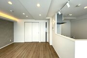 多くの光を取りこむＬＤＫは照明と質感の高いフローリングでスタイリシュに。より使いやすくより美しく♪