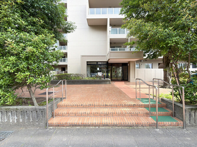 統一した色調でデザインされたマンションは周囲と調和した景観を生み出しています。