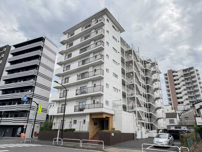 統一した色調でデザインされたマンションは周囲と調和した景観を生み出しています。