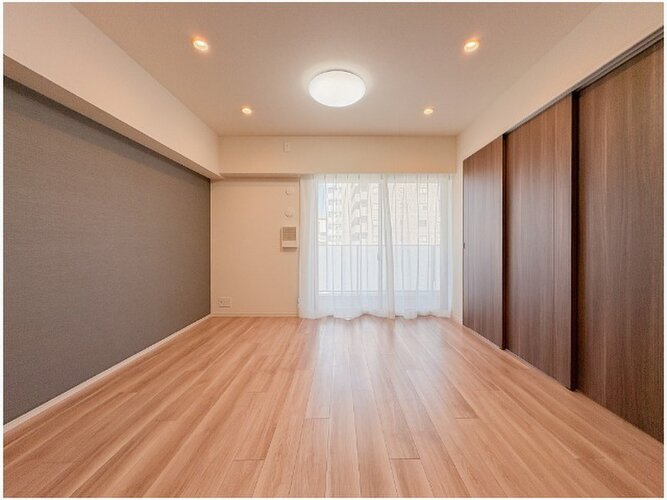 お部屋の形が綺麗なリビングの為、テーブルやソファなどの家具を一通り置くことができそうです♪ お部屋の形が綺麗なリビングの為、テーブルやソファなどの家具を一通り置くことができそうです♪