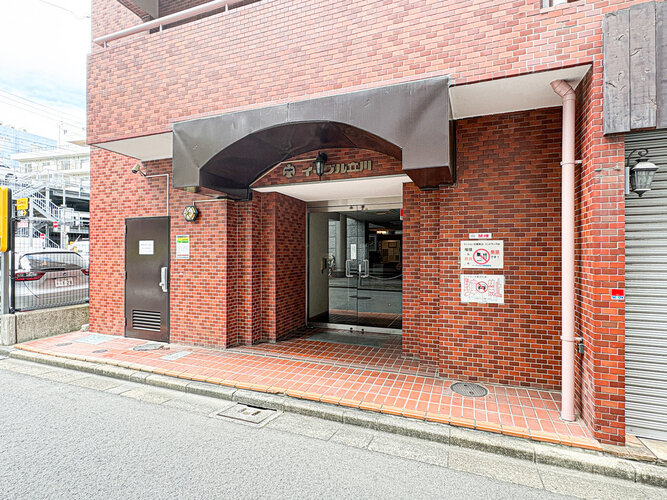 統一した色調でデザインされたマンションは周囲と調和した景観を生み出しています。