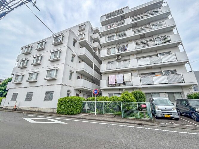 陽だまりの中でそよ風を感じる快適な空間。青空の下にその落ち着きのある外観を描き出します。
