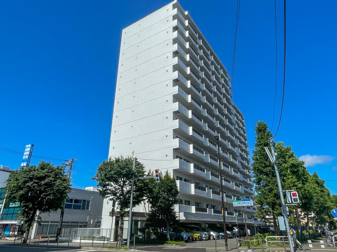青空に映えるスタイリッシュで堂々とした外観のマンションです！周辺の道路は歩道がしっかりと整備されているため、小さなお子様とのお散歩や毎日の通学の際にも安心感を持って移動することができます♪