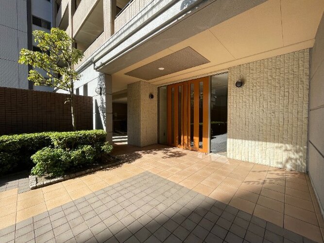 隙のないフォルムを包み込む植栽に囲まれたマンション。綺麗に手入れされております。 隙のないフォルムを包み込む植栽に囲まれたマンション。綺麗に手入れされております。