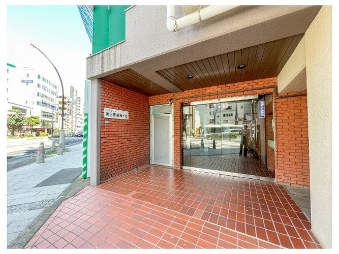 バルコニーからの眺望。近隣の建物との間隔もしっかり取られて風通し良好です。