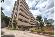 閑静な住宅街に佇むマンション。柔らかい色調とマットな素材が穏やかな雰囲気を奏でます。