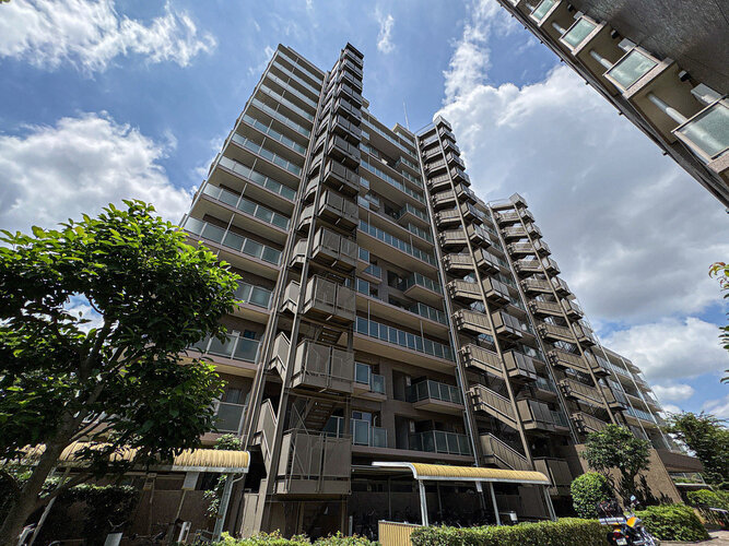 隙のないフォルムを包み込む植栽に囲まれたマンション。綺麗に手入れされております。 隙のないフォルムを包み込む植栽に囲まれたマンション。綺麗に手入れされております。