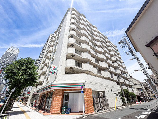 鮮やかな緑を効果的に纏った外観。爽やかな風がそよぐ心温まるお部屋へ優しく誘います。