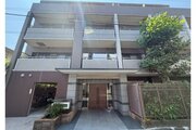 落ち着いた重厚感のあるタイル貼りの外観です！植栽の緑も整えられており、毎日気持ちよく行き来できますね！