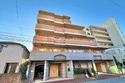 エントランス前にバス停がありお出かけにも便利な立地。緑豊かな植栽が整然と彩りを添えています。
