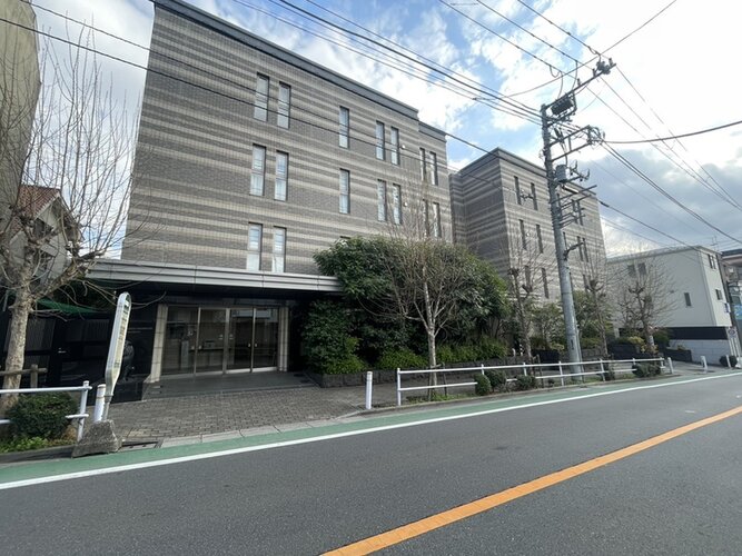 閑静な住宅街に佇むマンション。柔らかい色調とマットな素材が穏やかな雰囲気を奏でます。 閑静な住宅街に佇むマンション。柔らかい色調とマットな素材が穏やかな雰囲気を奏でます。