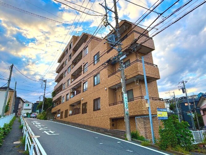 坂の途中に佇む存在感のあるタイル貼りマンション。周辺は落ち着いた街並みが広がります 坂の途中に佇む存在感のあるタイル貼りマンション。周辺は落ち着いた街並みが広がります
