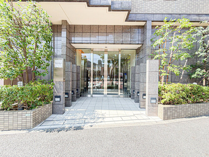 隙のないフォルムを包み込む植栽に囲まれたマンション。綺麗に手入れされております。