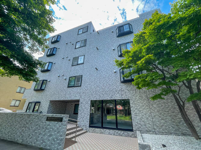 タイル張りの落ち着いた外観のマンションです。周辺には豊かな緑が広がり、四季の移ろいを感じながら穏やかに過ごせる環境が整っています!バルコニーからの日当たりも良く、毎日の洗濯物もカラッと乾きます♪ タイル張りの落ち着いた外観のマンションです。周辺には豊かな緑が広がり、四季の移ろいを感じながら穏やかに過ごせる環境が整っています!バルコニーからの日当たりも良く、毎日の洗濯物もカラッと乾きます♪