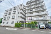 陽だまりの中でそよ風を感じる快適な空間。青空の下にその落ち着きのある外観を描き出します。