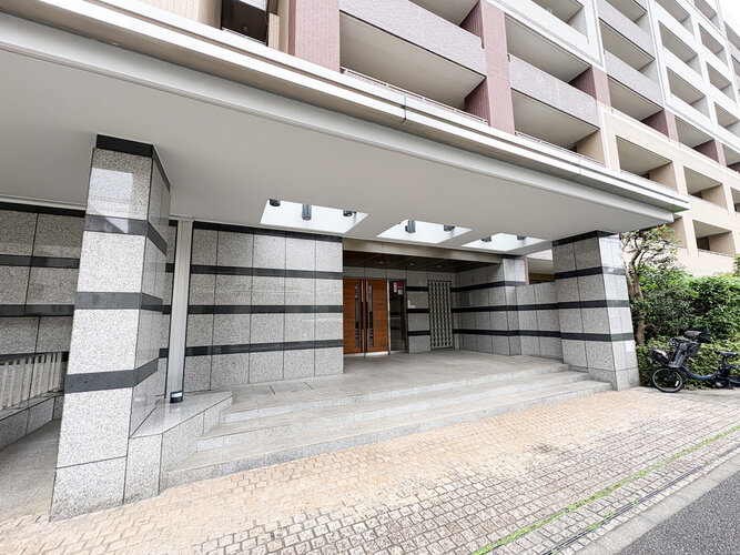 鮮やかな緑を効果的に纏った外観。爽やかな風がそよぐ心温まるお部屋へ優しく誘います。 鮮やかな緑を効果的に纏った外観。爽やかな風がそよぐ心温まるお部屋へ優しく誘います。