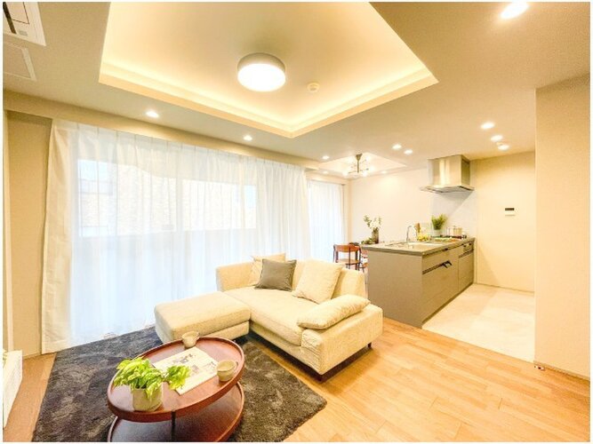 お部屋の形が綺麗なリビングの為、テーブルやソファなどの家具を一通り置くことができそうです♪ お部屋の形が綺麗なリビングの為、テーブルやソファなどの家具を一通り置くことができそうです♪
