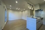 お料理中もリビングの様子が見渡せるカウンターキッチン仕様です!開放的な空間で、お友達を招いたホームパーティーでも会話を楽しみながら手際よく準備ができます!毎日の自炊がもっと楽しくなる空間です♪ お料理中もリビングの様子が見渡せるカウンターキッチン仕様です!開放的な空間で、お友達を招いたホームパーティーでも会話を楽しみながら手際よく準備ができます!毎日の自炊がもっと楽しくなる空間です♪