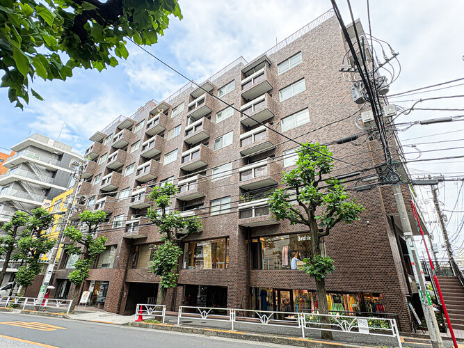 陽だまりの中でそよ風を感じる快適な空間。青空の下にその落ち着きのある外観を描き出します。 陽だまりの中でそよ風を感じる快適な空間。青空の下にその落ち着きのある外観を描き出します。