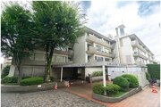 隙のないフォルムを包み込む植栽に囲まれたマンション。綺麗に手入れされております。