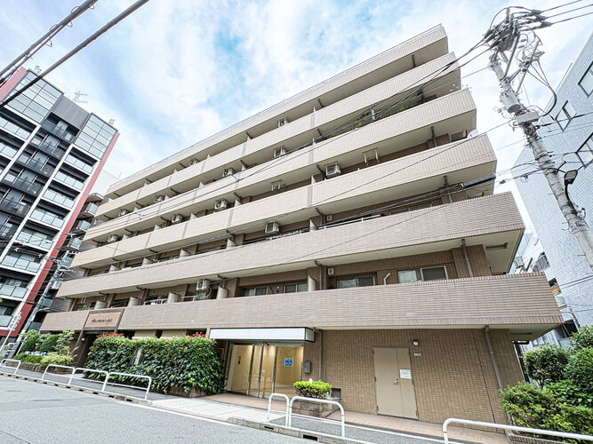 陽だまりの中でそよ風を感じる快適な空間。青空の下にその落ち着きのある外観を描き出します。