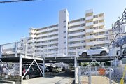 統一した色調でデザインされたマンションは周囲と調和した景観を生み出しています。
