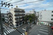 バルコニーからの見晴らしが良く、前方に遮るものが少ないため心地よい開放感を感じられます!爽やかな風を感じながら朝のコーヒータイムを楽しんだり、青空を眺めてリフレッシュできる心地よい空間です♪ バルコニーからの見晴らしが良く、前方に遮るものが少ないため心地よい開放感を感じられます!爽やかな風を感じながら朝のコーヒータイムを楽しんだり、青空を眺めてリフレッシュできる心地よい空間です♪