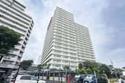 青空にそびえ立つ、大規模マンションです！エントランス周辺には綺麗にお手入れされた植栽があり、毎日緑を感じられます。