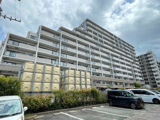 統一した色調でデザインされたマンションは周囲と調和した景観を生み出しています。