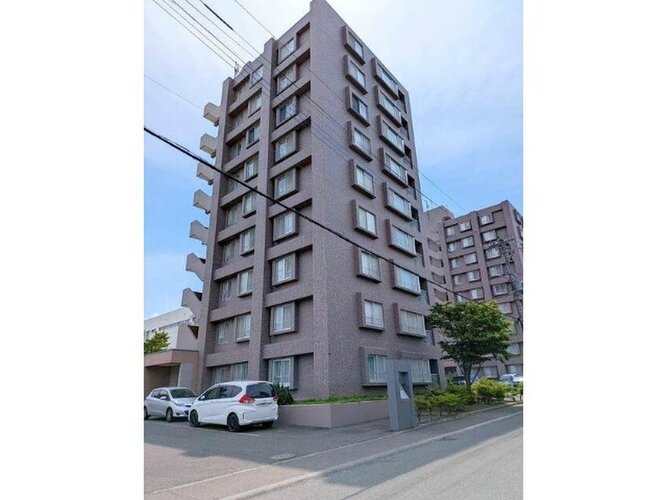 落ち着いたブラウン系のタイル貼りが洗練された印象を与えるマンション外観です!周辺はスッキリとした平坦な道になっており、小さなお子様を連れてのお出かけやベビーカーでの移動もスムーズに行えます♪ 落ち着いたブラウン系のタイル貼りが洗練された印象を与えるマンション外観です!周辺はスッキリとした平坦な道になっており、小さなお子様を連れてのお出かけやベビーカーでの移動もスムーズに行えます♪