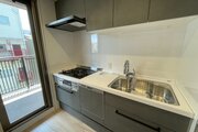 3口コンロや広々としたシンクを備えた機能的なシステムキッチンです！上部吊戸棚など収納スペースも充実しており、調理器具をすっきり整理できます♪勝手口からの自然光で明るく気持ちよくお料理が楽しめます！