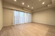 落ち着きのあるフローリングと清潔感のあるクロスが心和む空間を作り出しています。